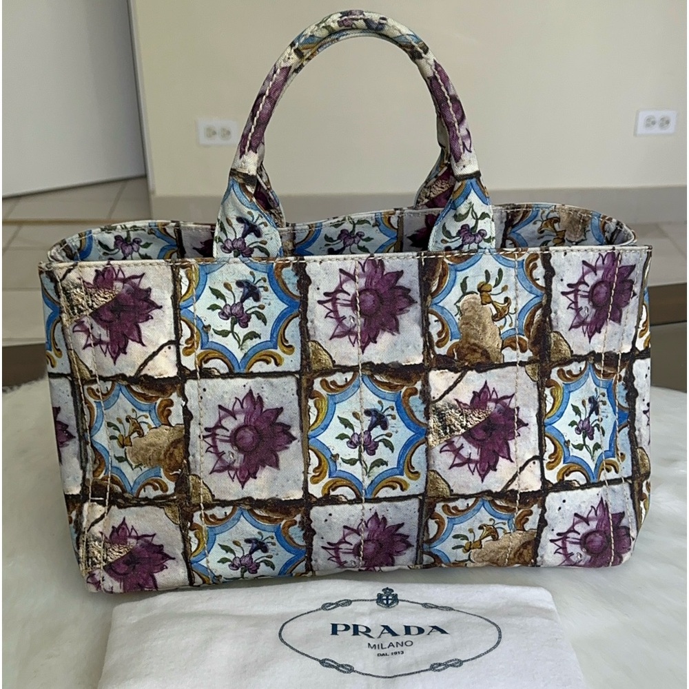 Canapa comes with dust bag